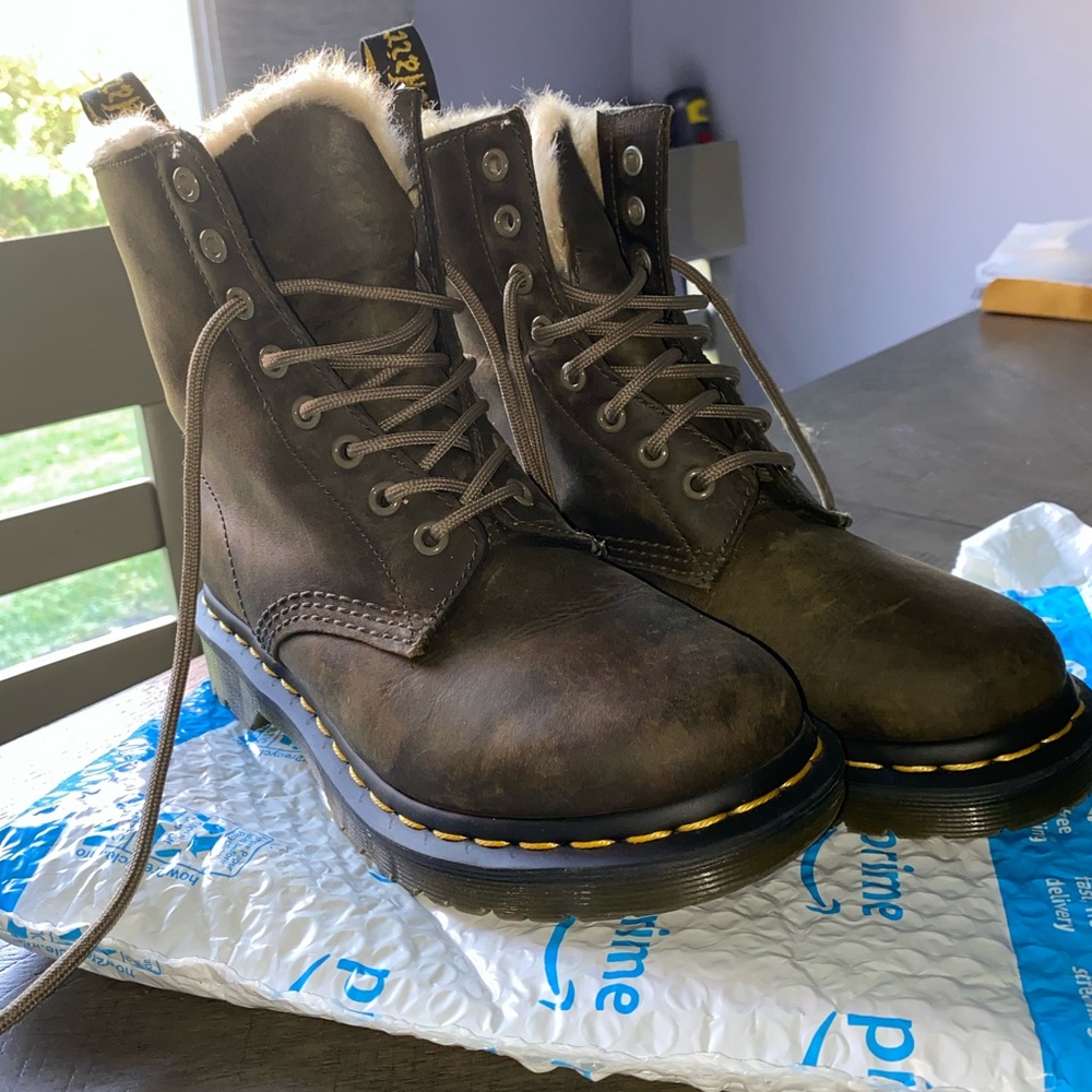 Dr. Martens 1460 Serena 8-Eye Women's Olive Green Leather Boots Fur Lining Sz 6